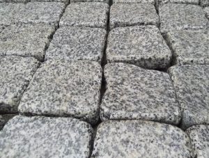 Pflastersteine verputzt - hellgrauer Granit