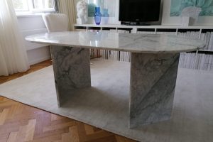 Kamenný stôl Cararra / Steintisch Cararra