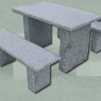 Sedenie - kamenný stôl a 2 lavičky / Sitzgruppe Tisch und 2 Bänke