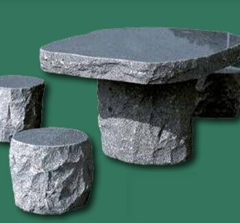 Sedenie - kamenný stôl a 4 taburetky / Sitzgruppe Tisch und 4 Hocker