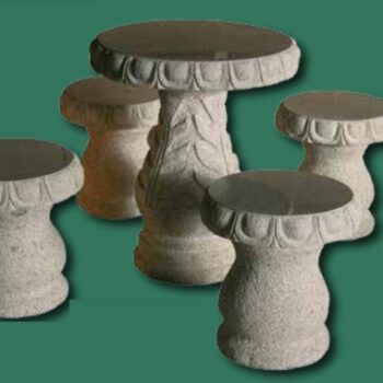Sedenie - kamenný stôl a 4 taburetky / Sitzgruppe Tisch und 4 Hocker